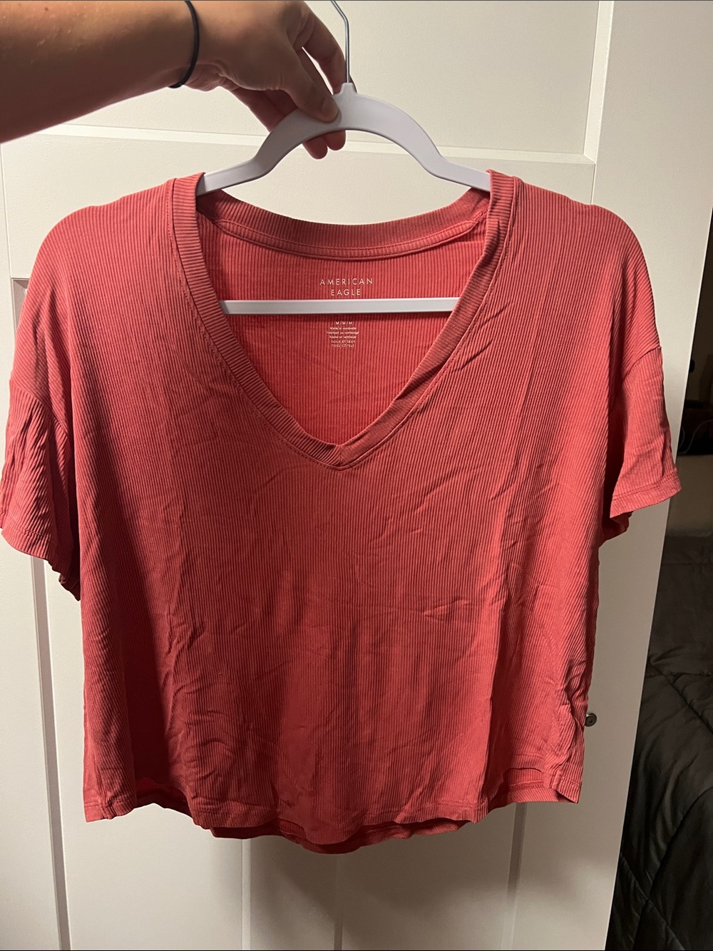 American Eagle Outfitters Coral Ribbed V-Neck Short Sleeve Tee